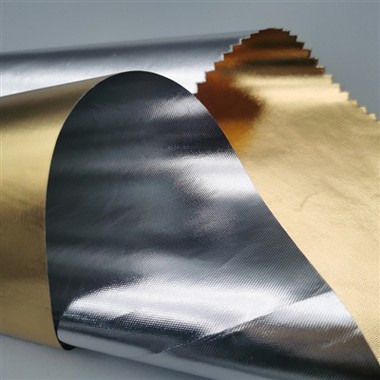 Umělec recykluje reflexní materiály a vytváří nostalgické a romantické kousky