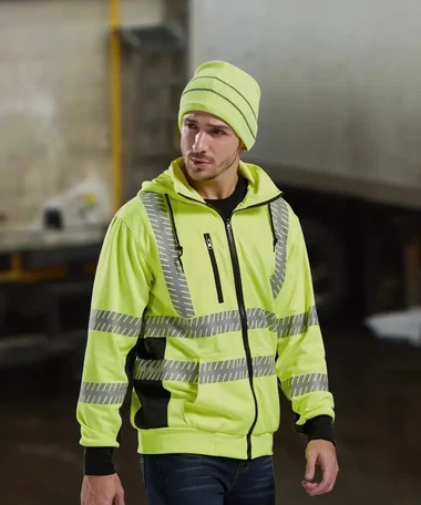 Sněží, ale on má na sobě jen reflexní bavlněnou vložku. Tajemství je...